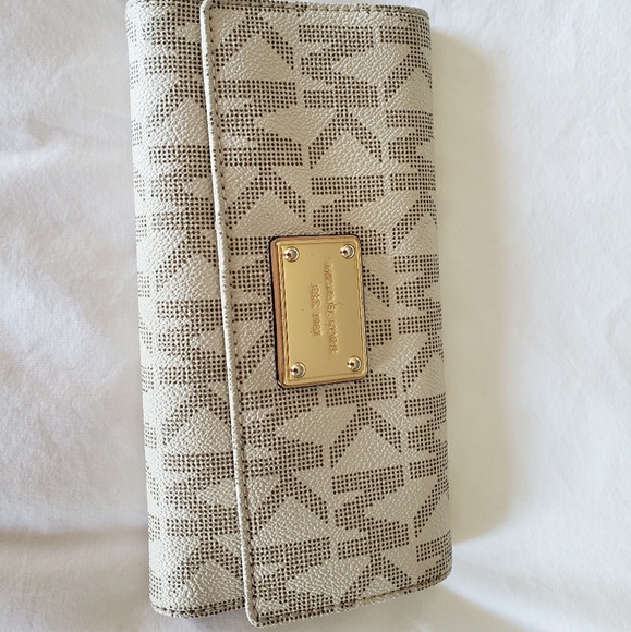 Michael Kors wallet - Picture 1 of 3